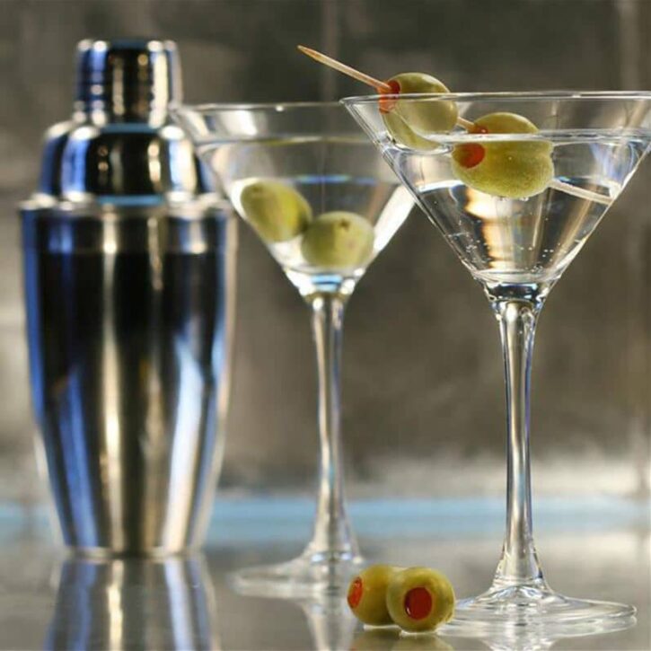 cocktails gemaakt met cocktail shaker van rvs